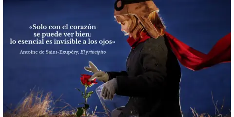 Niña con gorro de aviador cuida una rosa, recordando frases de educación emocional: "lo esencial es invisible a los ojos".
