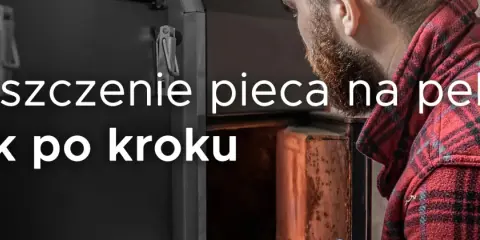 Mężczyzna w kratę pochyla się nad otwartym piecem na pellet, by dowiedzieć się, jak czyścić piec na pellet krok po kroku.