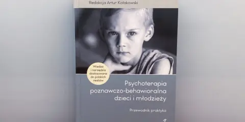 Okładka książki "Psychoterapia poznawczo-behawioralna dzieci i młodzieży". Na okładce zdjęcie chłopca i tekst.
