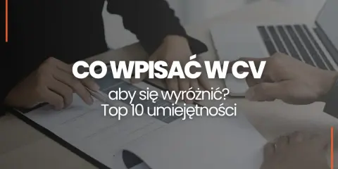 Ręce przeglądają CV, szukając inspiracji, co wpisać w CV, aby się wyróżnić. Przykłady najlepszych umiejętności.
