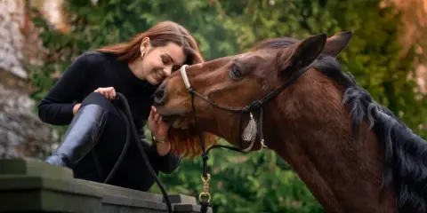Sztuczki z koniem: Krok po kroku do zaufania i radości