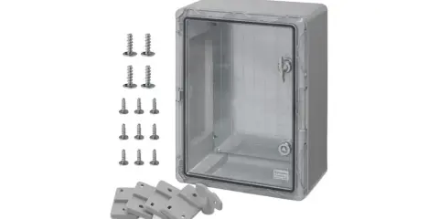 Coffret PVC transparent avec porte verrouillable, accompagné de vis et de supports de fixation. Idéal pour protéger vos équipements.