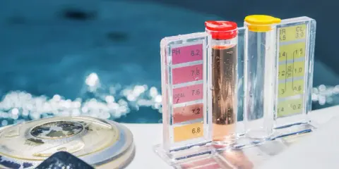 Testeurs de pH et de chlore pour augmenter le pH de l'eau naturellement. Le niveau idéal est indiqué.