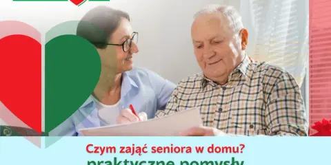 Opiekunka pomaga seniorowi w wypełnianiu dokumentów, podpowiadając, czym zająć seniora w domu.
