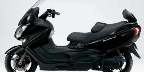 Czarny skuter Suzuki Burgman 650, zgrabny i mocny, gotowy na każdą trasę, niczym v-max w świecie maxi skuterów.