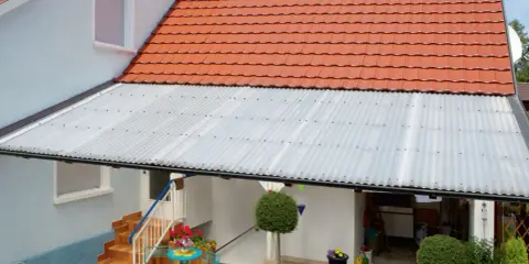 Przezroczyste płyty faliste to świetny pomysł, czym zadaszyć taras, zapewniając światło i ochronę.