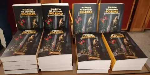 Pile di libri "Soledad" di Maurizio De Giovanni, con la trama che promette un dicembre intenso per il Commissario Ricciardi.