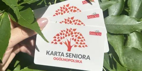Karta Seniora Ogólnopolska. Dowiedz się, jak uzyskać kartę seniora i korzystać z jej przywilejów.