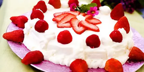 En härlig jordgubbstårta med vispgrädde, perfekt för ett sommarfika. Ett enkelt tårta recept att följa.