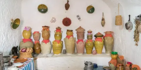 Tradycyjne naczynia ceramiczne, idealne pamiątki, które warto przywieźć z Tunezji.