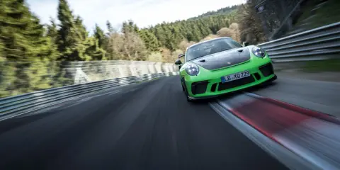 Grüner Porsche GT3 RS auf der Nordschleife, jagt eine neue Bestzeit.
