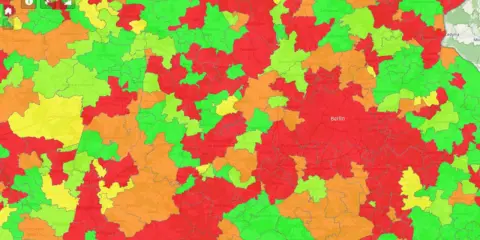 Karte zeigt die Entwicklung erneuerbarer Energien in Deutschland, mit Regionen in Grün, Gelb und Rot, die unterschiedliche Fortschritte signalisieren.