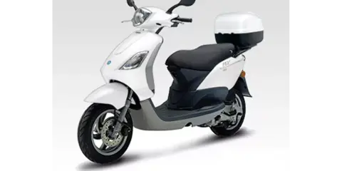 Biały skuter Piaggio Fly 125 z kufrem. Poznaj piaggio fly 125 dane techniczne.
