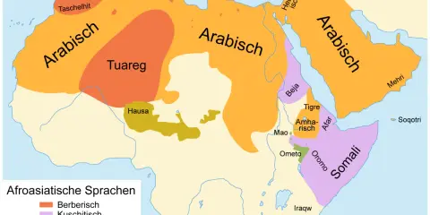 Karte zeigt Verbreitung afroasiatischer Sprachen. Arabisch und Hebräisch sind semitische Sprachen, die hier dargestellt sind.