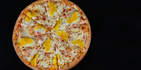 Pizza hawajska: Kto ją stworzył i dlaczego budzi tyle emocji?