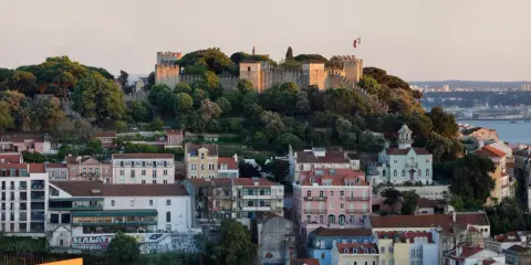 Blick auf Lissabon mit dem Castelo de São Jorge auf dem Hügel. Tickets für das Castelo de São Jorge sind hier erhältlich.