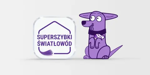 Fioletowy piesek z kością na szyi obok logo "Superszybki światłowód".