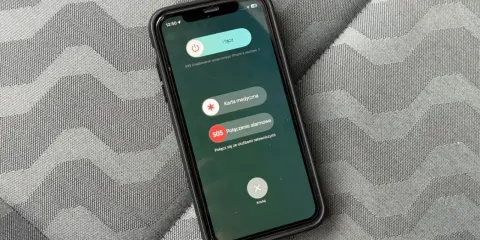 Ekran telefonu z opcjami: wyłącz, karta medyczna, połączenie alarmowe SOS. W razie potrzeby można użyć alarmu sos samsung.