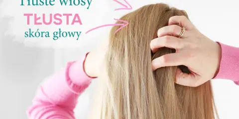 Dłonie w blond włosach, wskazujące na przetłuszczające się włosy u nasady i tłustą skórę głowy.