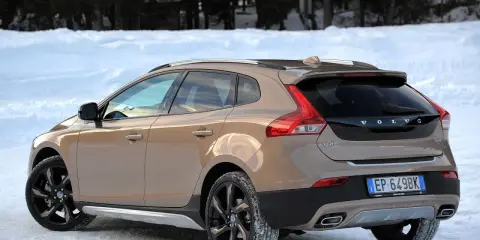 Brązowe Volvo V40 D3 Cross Country na śniegu, gotowe na zimową podróż.