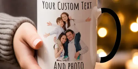 Biały kubek z czarnym uchem, z nadrukiem rodziny i tekstem "YOUR CUSTOM TEXT AND PHOTO".