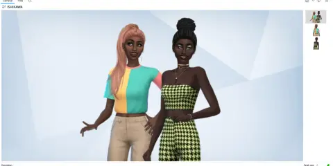 Dwie Simki w modnych ubraniach. Jedna w kolorowym t-shircie i beżowych spodniach, druga w zielonym topie i spodniach w kratkę. Mody do The Sims 4 ubrania.