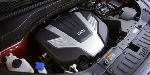 Silnik 1.6 GDI w samochodzie. Widoczny jest czarny plastikowy wlot powietrza z napisem GDI.