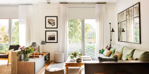 Un salón moderno y luminoso. Descubre cómo iluminar un salón con luz natural y artificial, creando un ambiente acogedor.