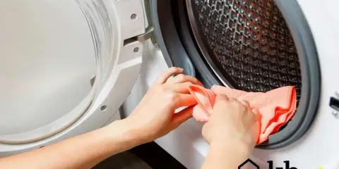 Jak wyczyścić pralkę? Domowe sposoby na zapachy i kamień