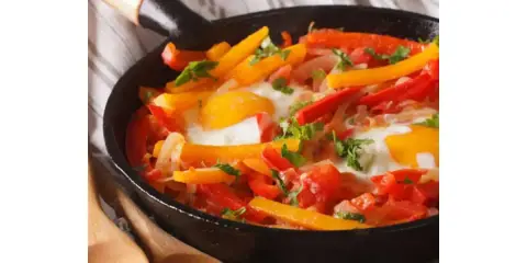 Poêlée colorée de poivrons et œufs, un plat savoureux qui rappelle la recette piperade grand-mère.