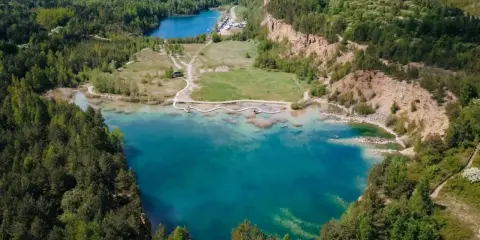 Turkusowe jeziora i skalne zbocza – idealne miejsca, co warto zobaczyć na Śląsku. Wypoczynek na łonie natury.