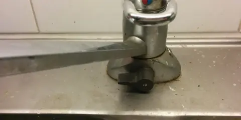 Kran med handtag för att reglera vatten till diskmaskin.