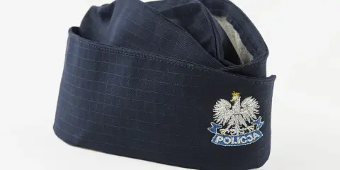Granatowa furażerka policyjna z orłem i napisem POLICJA.