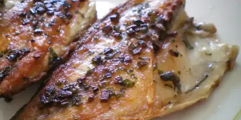 Dorada a la plancha con hierbas, crujiente y jugosa, lista para disfrutar.