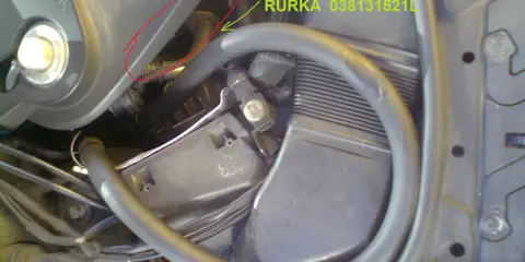 Silnik Passata B5. Rurka 038131521L, tu była kiedyś chłodnica. Korek spustowy chłodnicy jest w innym miejscu.