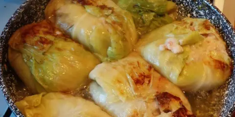 Gołąbki w sosie, idealne na przepis na gołąbki na 1kg mięsa. Danie wygląda apetycznie i jest gotowe do podania.