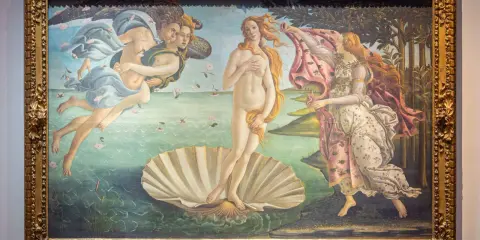 La Naissance de Vénus de Botticelli, une œuvre emblématique de la galerie des Offices, dépeint la déesse sur une coquille, accueillie par Zéphyr et une Hora.