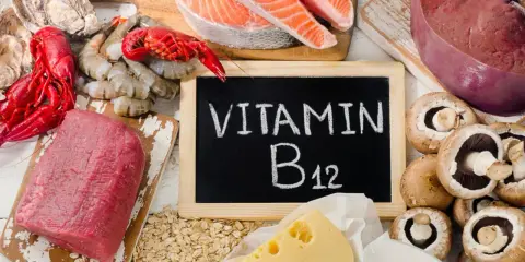 Produkty bogate w witaminę B12: wołowina, łosoś, krewetki, ostrygi, wątróbka, ser, grzyby, płatki owsiane.
