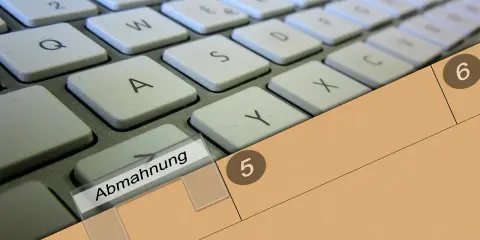 Tastatur mit der Beschriftung "Abmahnung" und den Ziffern 4, 5, 6. Ein Hinweis auf eine mögliche Abmahnung DSGVO.
