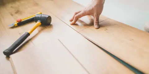 Instalación de parquet con martillo y cúter. ¡Soluciones caseras para reparar tu suelo!