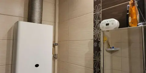 Czujnik czadu zamontowany na półce nad lustrem, blisko gazowego podgrzewacza wody.