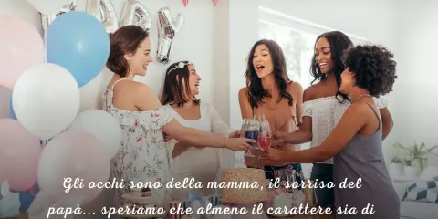 Amiche festeggiano un baby shower con palloncini e torta. Frasi per baby shower divertenti: "Occhi della mamma, sorriso del papà... speriamo il carattere sia di qualcun altro! Tanti auguri!
