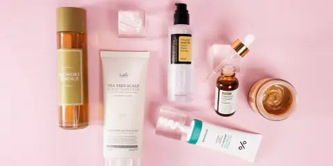 Hudvårdsprodukter för en enkel hudvårdsrutin: essence, hårinpackning, serum, ampull och solskydd.
