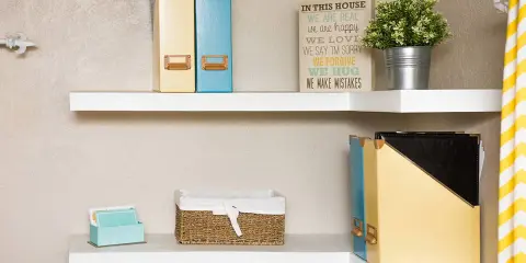 Mensole bianche angolari con raccoglitori colorati, cesto in vimini e decorazioni. Idee su come disporre le mensole sulla parete per un angolo funzionale.