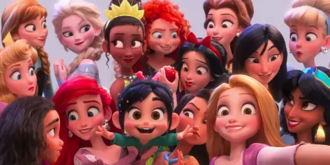 Wesołe księżniczki Disneya, w tym Vanellope, tworzą grupowe zdjęcie. To z pewnością jedne z najładniejszych bajek dla dzieci.