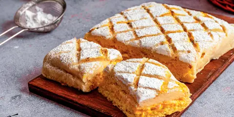 Delicioso ponche segoviano espolvoreado con azúcar glas, listo para disfrutar.