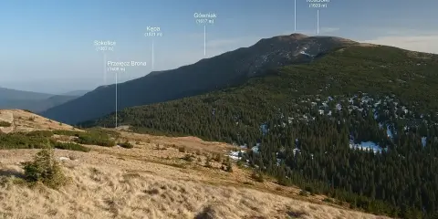 Widok na masyw Babiej Góry, gdzie Diablak (1725 m) góruje nad lasami i łąkami.