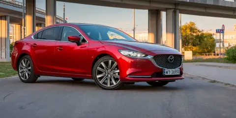 Czerwona Mazda 6 2.5 benzyna zaparkowana pod estakadą.