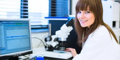 Médico Investigador: La carrera que une clínica y ciencia. ¿Es para ti?