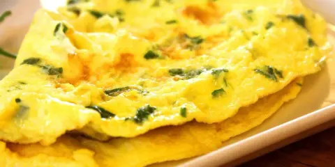 Złocisty omlet z ziołami, idealny na śniadanie. Proste i pyszne dieta niskowęglowodanowa przepisy.
